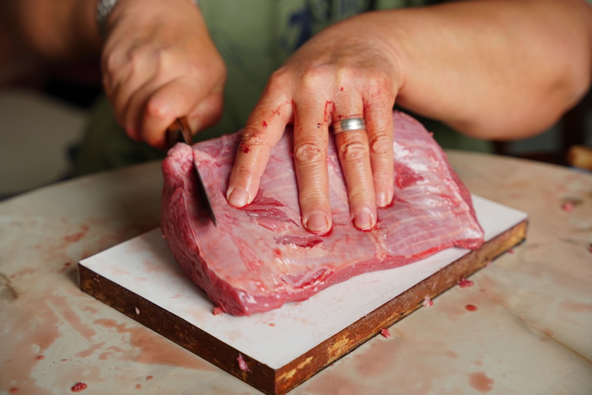 Frisches zertifiziertes Halal-Fleisch wird von einem Metzger zugeschnitten